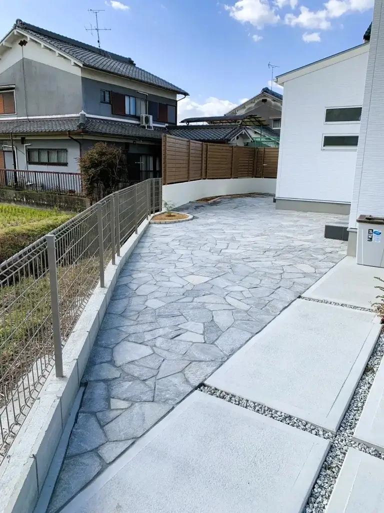 鉄平石の乱張りで表情のある空間に仕上げた改装後の庭
