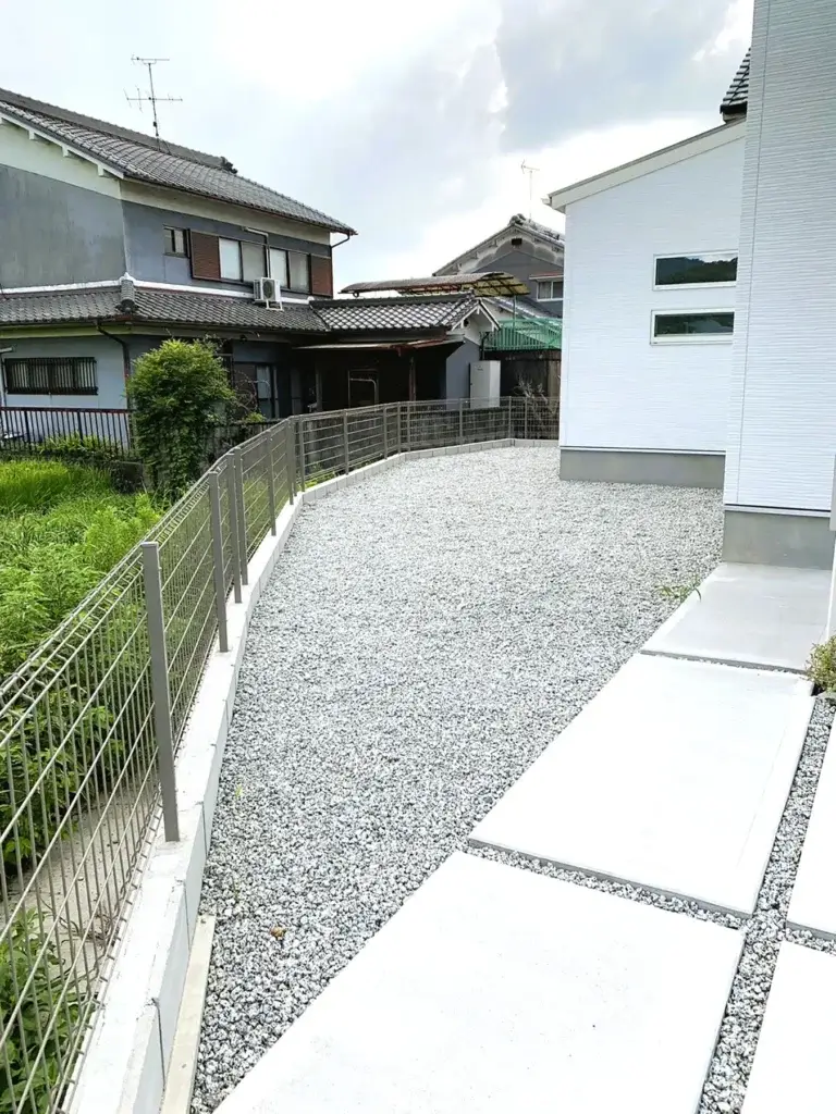 改装前の砕石敷きで少し味気なかった庭
