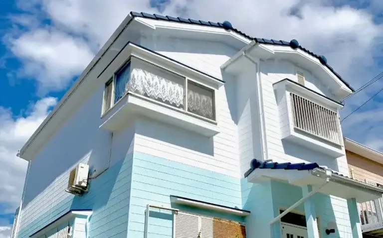 白と水色の2色の外壁デザインが爽やかな一戸建て