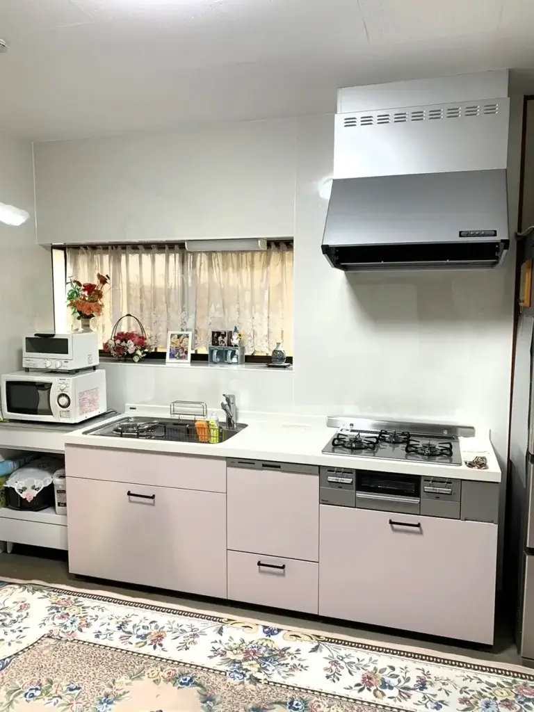 リノベーション後のすっきりとした使いやすいピンクが可愛いキッチン