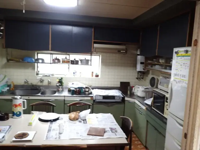 リフォーム前の導線が悪い古いキッチン