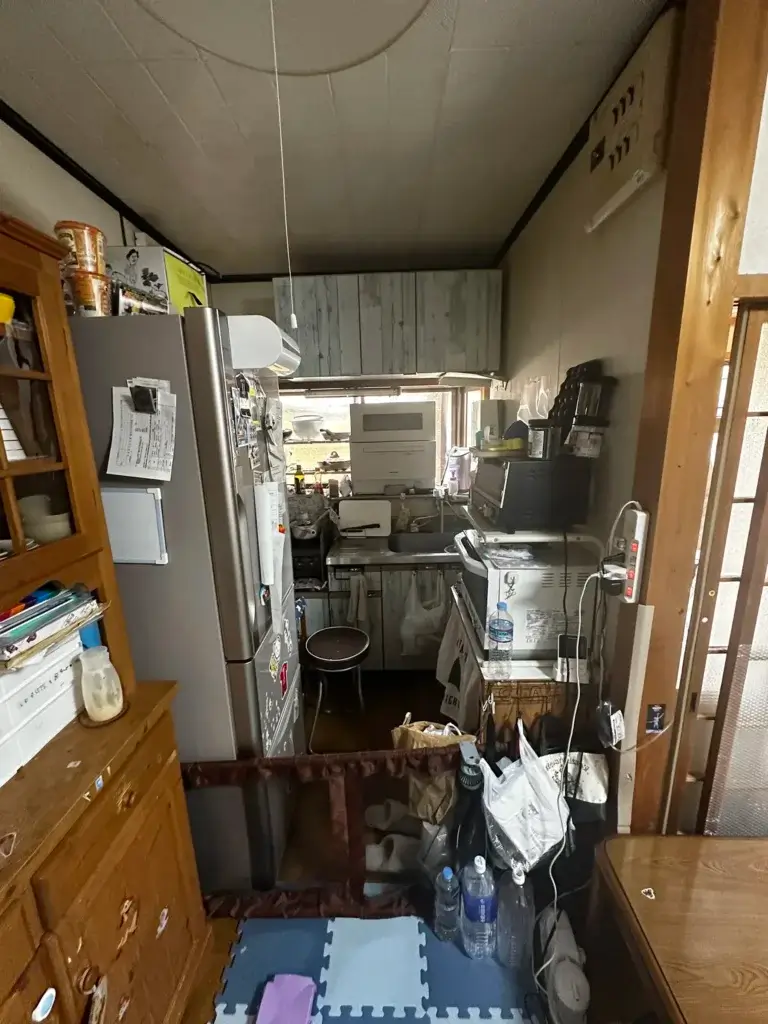 リノベーション前の狭くて使い勝手の悪い古いキッチン