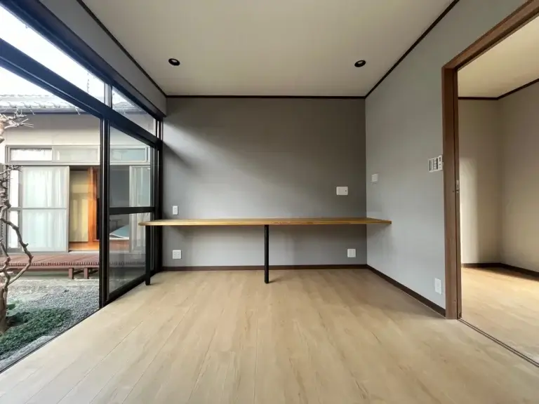 リノベーション後のフローリングになったすっきりとした部屋