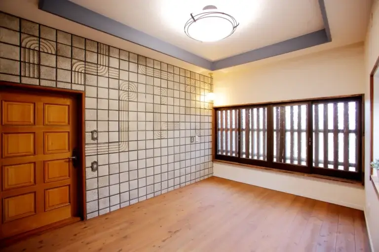 古民家をリノベーションしてレトロモダンなデザインに仕上げた一部屋