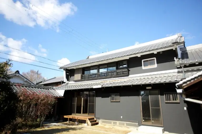 古民家リノベーションでモダンなグレーの壁に仕上げた一軒家の外観