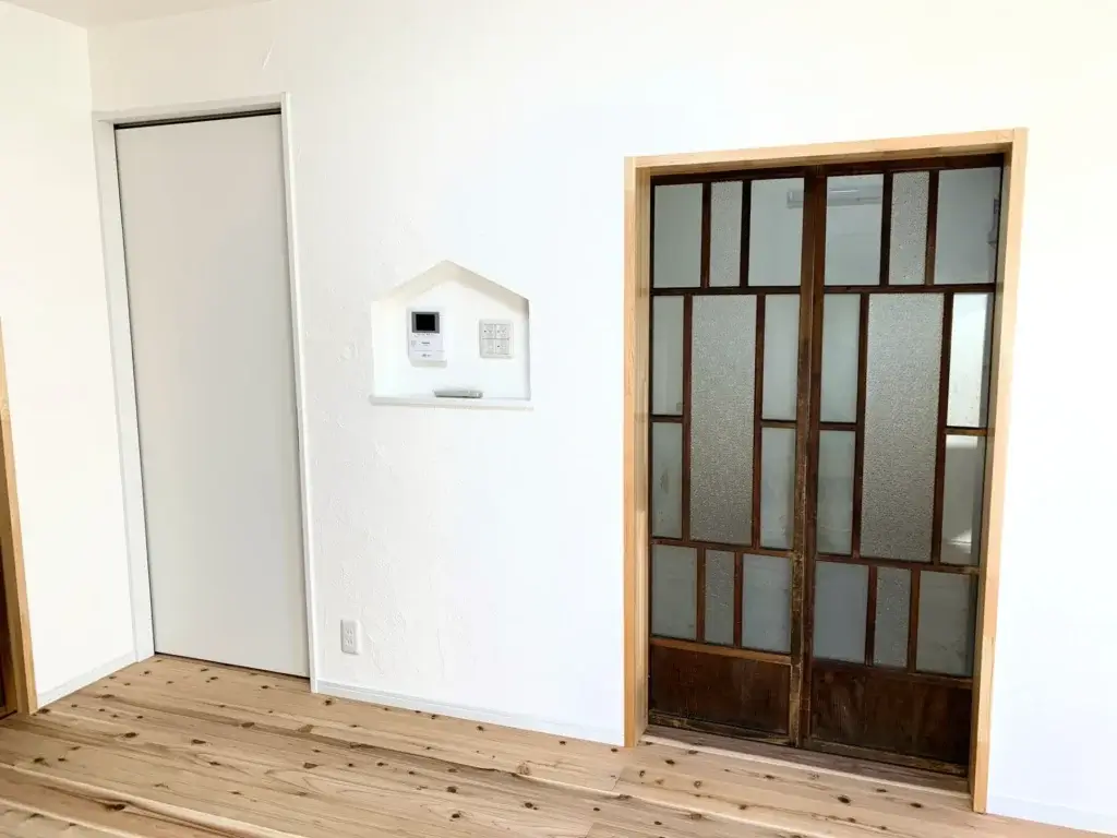 古い平家をリノベーションしてレトロで可愛い雰囲気に仕上げた玄関